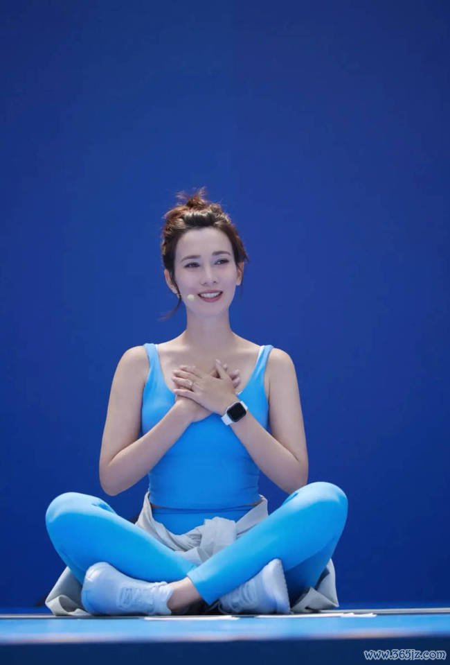 韩庚娇妻秀二胎孕肚 小腹微微超过马甲线吸睛
